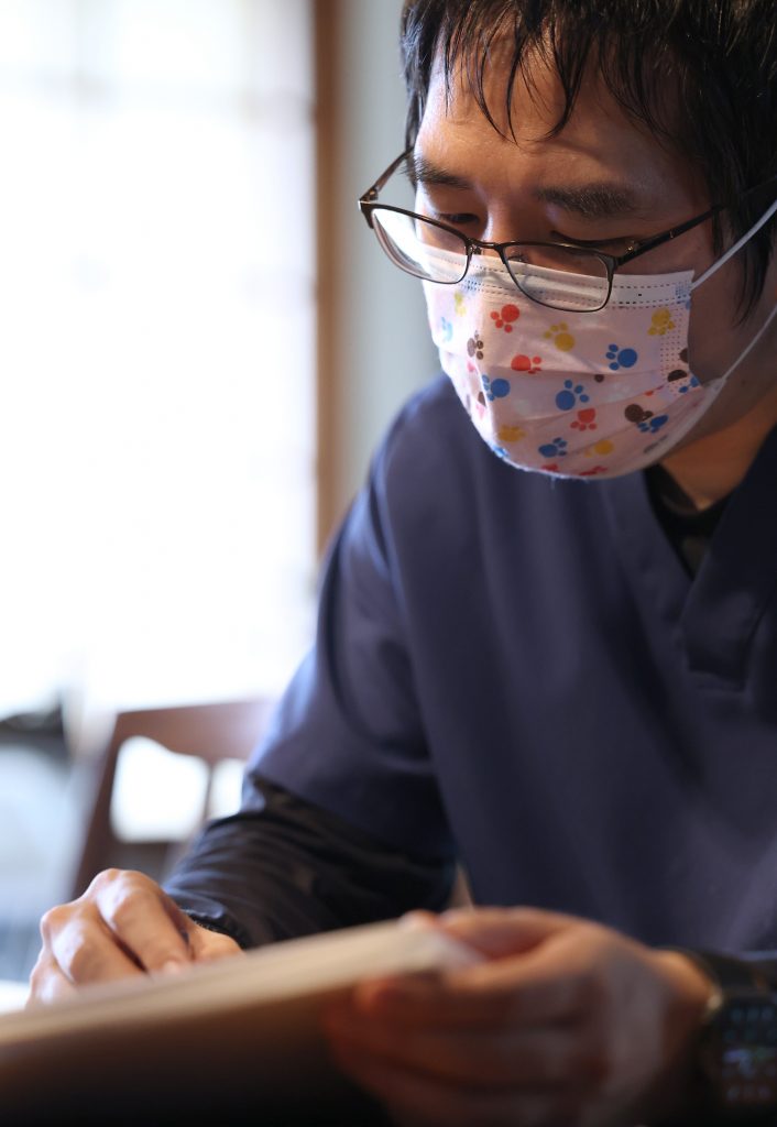 はる動物診療所 櫻井崇史 院長 診察風景3